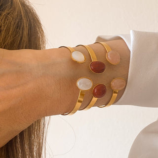 L'art d'accumuler les bijoux avec élégance