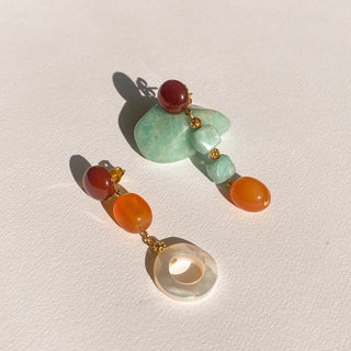 Boucles d'oreilles asymétriques et originales en pierres naturelles.