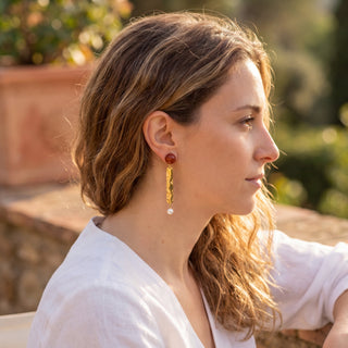Boucles d'oreilles pendantes clips et oreilles percées.