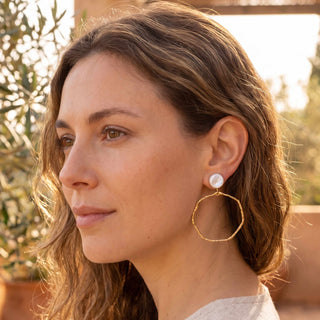Comment porter des boucles d'oreilles graphiques au quotidien