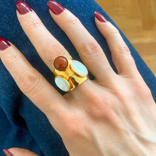 Accumulation de bagues dorées en pierres naturelles de jaspe et nacre