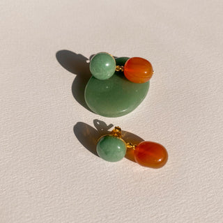 Zoom sur les boucles d’oreilles Aure en pierres naturelles, cornaline et aventurine, disponibles en version percées ou clips.