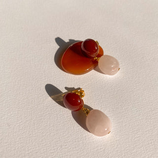 Zoom sur les boucles d'oreilles Lila en pierres naturelles, cornaline et quartz rose pour oreilles percées et clips.