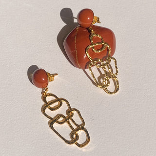 Boucles d’oreilles Tara graphiques et colorées, détail posé mettant en valeur les pierres, la forme et les finitions, disponibles en version percées ou clips.