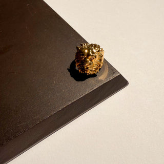 Zoom sur la bague dorée lion Louis