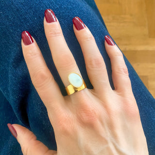 Bague Mara dorée avec pierre en nacre blanche, portée