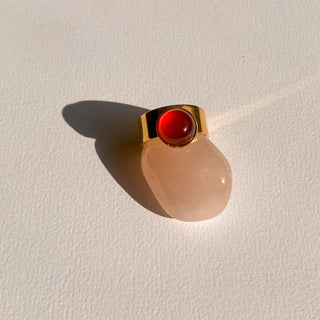 Zoom sur la pierre cornaline de la bague Sia