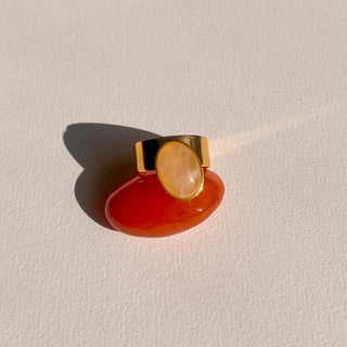 Détail de la pierre quartz rose de la bague dorée Mona