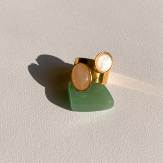 Zoom sur les pierres quartz rose et nacre de la bague Paola