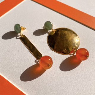 Détail des boucles d'oreilles Isabelle dépareillées en pierres naturelles, dorure 24K, Youm