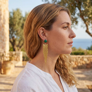 Boucles d’oreilles Niagara pendantes dorées en malachite verte, en laiton doré à l’or fin 24 carats, photo portée,  disponibles en version percées ou clips.