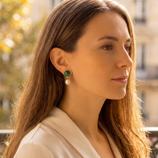 Boucles d'oreilles Colette dorées avec malachite et perle blanches, version percée ou clip, phoro portée.