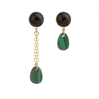 Boucles d’oreilles dépareillées Gaspard, duo de pierres d'agate noire et malachite, style moderne et graphique, pour oreilles percées ou non percées clips, packshot sur fond blanc.