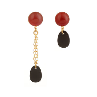 Boucles d’oreilles dépareillées Gaspard Youm, duo agate noire et cornaline, style moderne et graphique, packshot sur fond blanc.