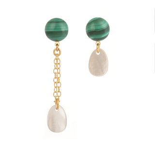 Boucles d’oreilles dépareillées et pendantes Gaspard, duo de pierres naturelles nacre et malachite, style moderne et graphique, pour oreilles percées ou non percées clips, packshot sur fond blanc.