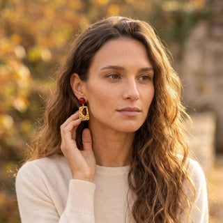 Boucles d'oreilles pendantes style Art Deco pour oreilles oreilles non percées clips ou oreilles percées, photo portée.