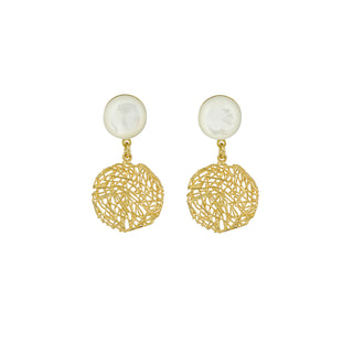 Boucles d'oreilles Alma en nacre blanche, packshot, disponible en version percées ou clips