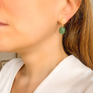Boucles d'oreilles Anis, en pierres naturelles rose et verte, pour oreilles percées ou clips, vue de profil.