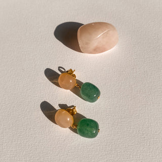 Zoom sur les boucles d'oreilles en pierres naturelles rose et vert Anis, disponibles pour oreilles perces ou clips.