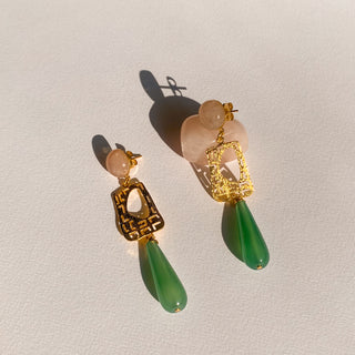 Zoom sur les boucles d'oreilles pendantes Gustave style art deco en pierres naturelles 