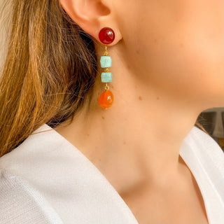 Boucles d'oreilles asymétriques Nell en pierres naturelles, détail porté, pour oreilles percées ou non perces clips.
