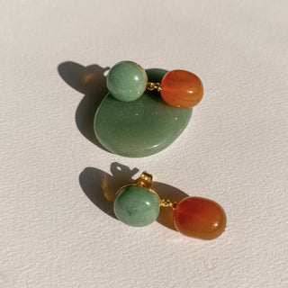 Boucles d’oreilles Aure en pierres naturelles, détail posé mettant en valeur les pierres et les finitions, disponibles en version percées ou clips.