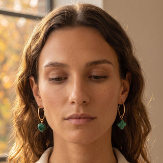 Créoles trèfle et cœur en malachite, créole porte bonheur dorée avec pendants en malachite, photo portée de face.