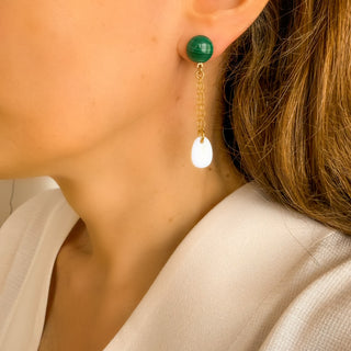 Boucles d'oreilles dépareillées clips ou percées en pierres de malachite et nacre blanche, photo portée.