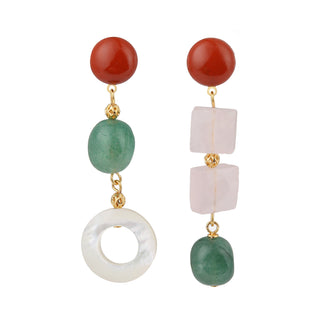 Boucles d'oreilles dépareillées Naya en pierres naturelle, pour oreilles percées ou clips, packshot sur fon neutre
