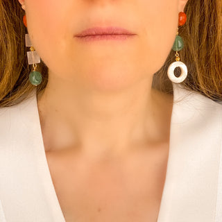 Boucles d'oreilles dépareillées Naya en pierres naturelles portées, montrant l'asymétrie et le mouvement, disponibles pour oreilles percées ou clips.