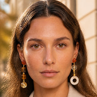 Boucles d'oreilles dépareillées pendantes en pierres naturelles, oeil de tigre, citrine, cornaline pour oreilles percées ou clips pour oreilles non percées, photo portée de face.