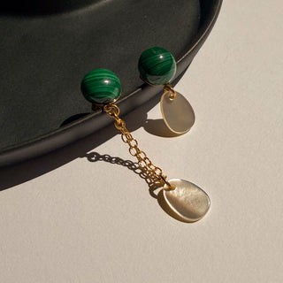 Boucles d’oreilles dépareillées Gaspard, pierres naturelles nacre blanche et malachite, monture dorée à l’or fin 24k, pour oreilles percées ou clips pour oreilles non percées.