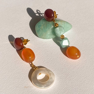 Boucles d'oreilles dépareillées en pierres Nell, détail posé mettant en valeur les couleurs et les finitions, disponibles en version percées ou clips.
