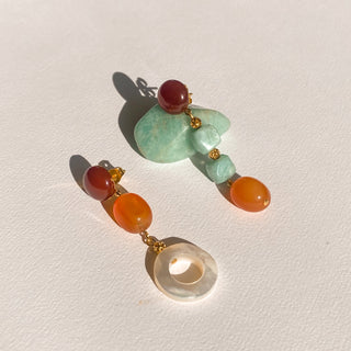 Zoom sur les boucles d'oreilles dépareillées Nell en pierres fines, pour oreilles percées ou clips.