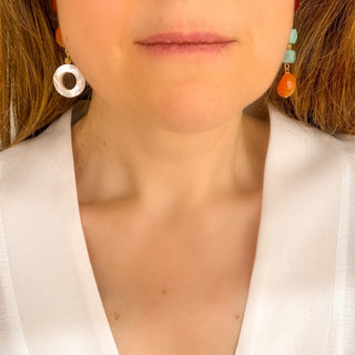 Boucles d'oreilles dépareillées Nell en pierres fines portées, montrant l'asymétrie et le mouvement, disponibles en version percées ou clips.