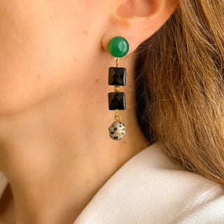 Boucles d'oreilles dépareillées Natacha en pierres naturelles, vue de profil