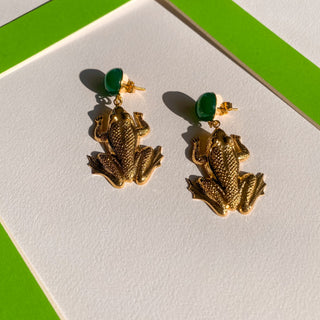 Boucles d'oreilles grenouille dorées pour oreilles percées ou clips, vue zoomée