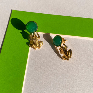 Boucles d'oreilles Eole mini dorées, détail posé mettant en valeur la forme de la grenouille et la finition dorée