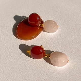 Détail posé des boucles d'oreilles Lila en pierres cornaline rouge et quartz rose, pour oreilles percées ou clips.
