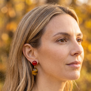 Boucles d'oreilles pendantes en pierres œil de tigre et cornaline, pour oreilles percées ou oreilles non percées clips, photo portée.