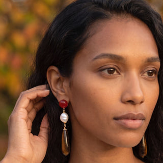Boucles d'oreilles pendantes clips ou oreilles percées en pierres naturelles oeil de tigre, photo portée.