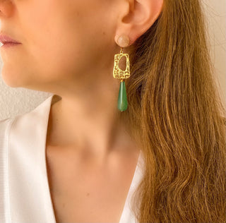 Boucles d'oreilles pendantes Gustave style art deco, dorées et pierres naturelles, vue portée