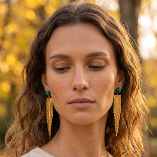 Boucles d'oreilles pendantes dorées et malachite pour sortir, pour oreilles percées et non percées, photo portée de face.