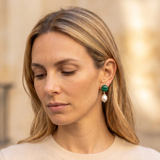Boucles d'oreilles perles blanches et malachite pour oreilles percées et non percées clips, photo portée.