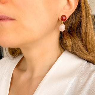 Boucles d'oreilles en pierres cornaline et quartz rose, vue de profil.
