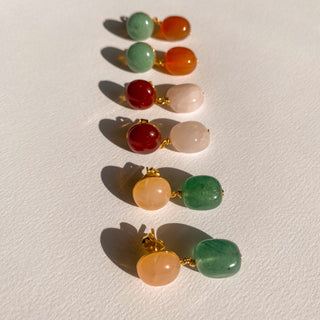 Collection de boucles d'oreilles en pierres naturelles colorées pour oreilles percées et clips.