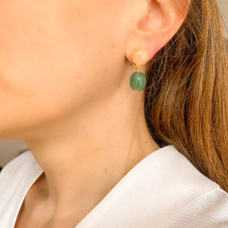 Boucles d'oreilles Anis en pierres naturelles, quartz rose et cramberry quartz vert, pour oreilles percées ou clips, vue portée.