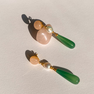 Zoom sur les boucles d'oreilles Jacinthe en pierres et perles naturelles