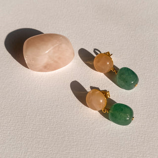 Boucles d'oreilles Anis en pierres naturelles, détail posé, mettant en valeur les pierres et les finitions, disponibles en version percées ou clips.