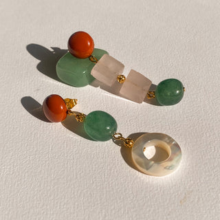 Zoom sur les boucles d'oreilles asymétriques en pierres Naya, disponibles pour oreilles percées ou clips.